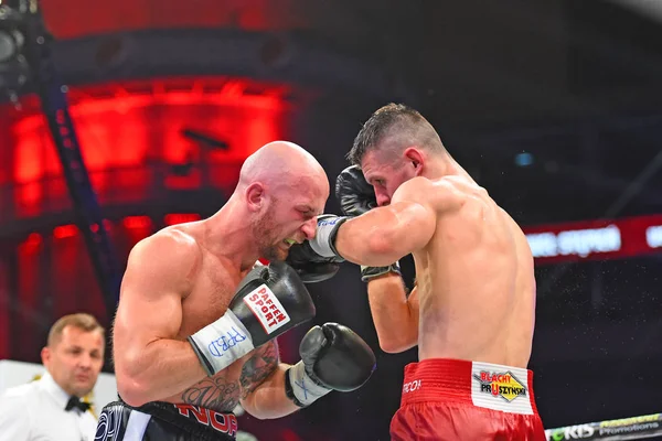 Um boxers não identificados no ringue durante a luta por pontos de classificação — Fotografia de Stock