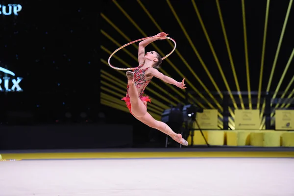 Gymnast perform at rhythmic gymnastics competition — Stock Photo, Image