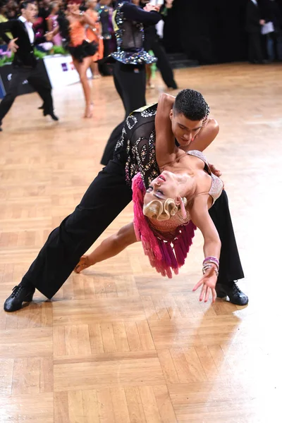 Baile pareja latina en una pose de baile — Foto de Stock