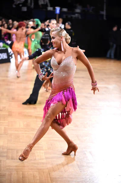 Latinsk kvinna dansare i en dans-pose — Stockfoto