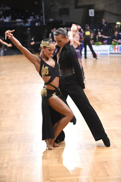 Danse couple latin dans une pose de danse — Photo