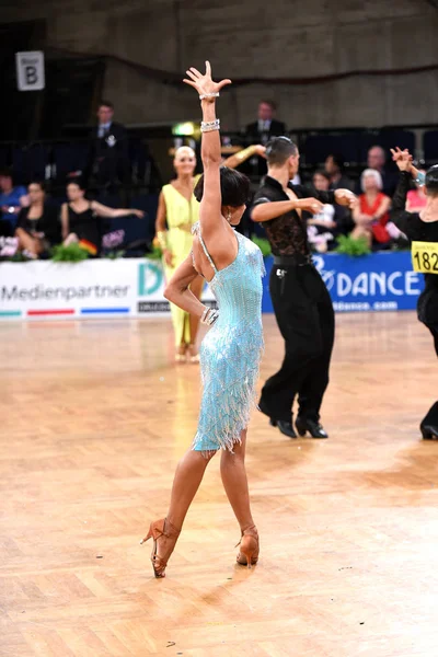 Latin žena tanečnice v taneční póze — Stock fotografie