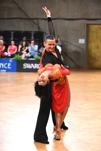 Baile pareja latina en una pose de baile — Foto de Stock