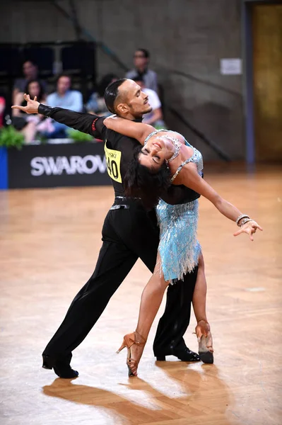 Baile pareja latina en una pose de baile — Foto de Stock