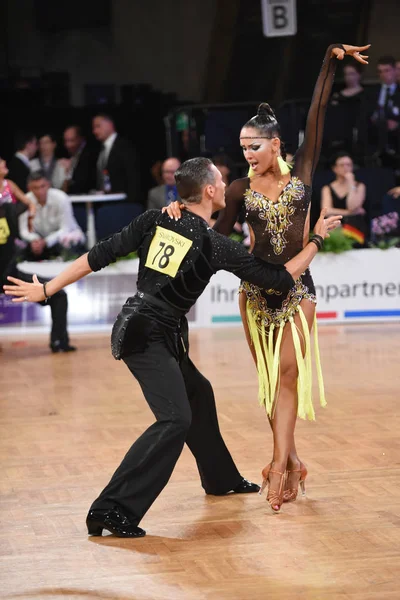 Danza coppia latina in una posa di danza — Foto Stock