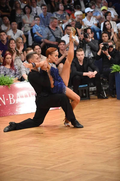 Dansa latin par i en dans-pose — Stockfoto