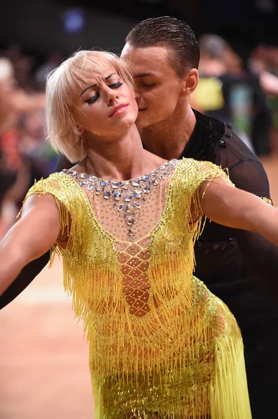 Baile pareja latina en una pose de baile — Foto de Stock