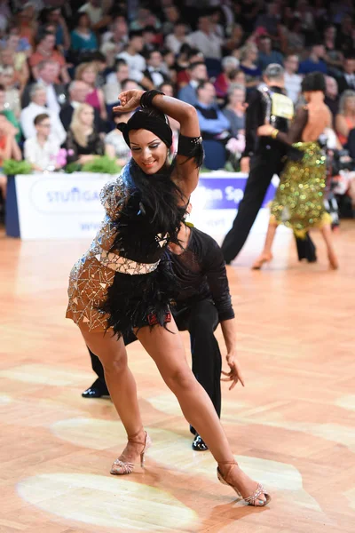 Baile pareja latina en una pose de baile — Foto de Stock