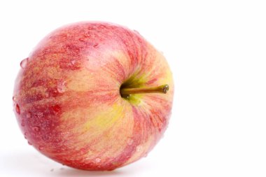 su damla üzerinde beyaz izole Kırmızı elma