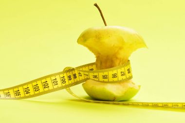 Elma ve sarı ölçü bandı