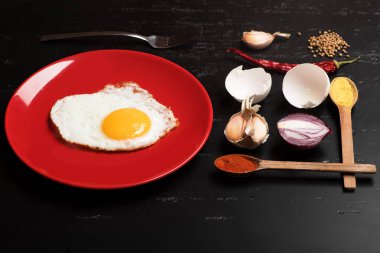 Kırmızı plaka üzerinde yumurta