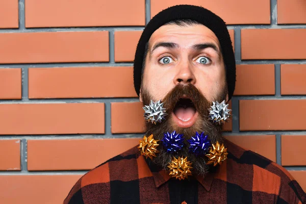 Бородатий чоловік, жорстокий кавказький здивований хіпстер із зірками подарункових прикрас — стокове фото