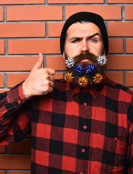 Homem barbudo, brutal caucasiano chicote hipster com presente estrelas decorativas — Fotografia de Stock