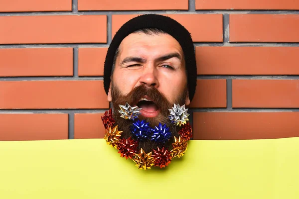 Vousatý muž, brutální běloch šilhající hipster s dárkovými dekoracemi hvězd — Stock fotografie