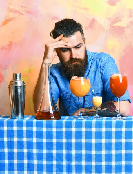 Brutális kaukázusi hipszter alkoholos koktélokkal és bárcuccokkal — Stock Fotó