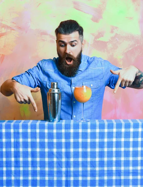 Brutal caucasian hipster doing tropical alcohol fresh cocktai — Stock Photo, Image