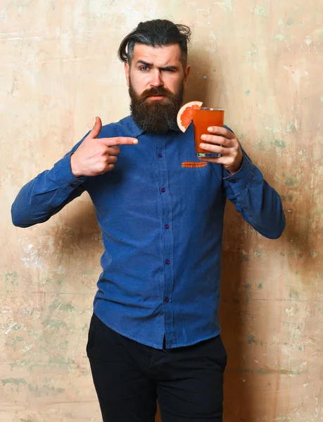 Brutal hipster holding tropical alcoholic fresh cocktail — Stock Photo, Image