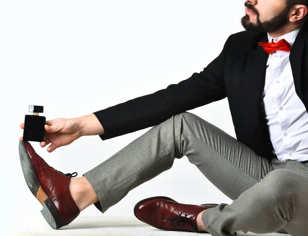 Hombre barbudo, hipster caucásico con bigote y frasco de perfume —  Fotos de Stock