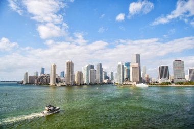 Miami gökdelenler mavi bulutlu gökyüzü, tekne yelken, havadan görünümü