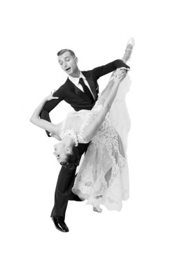 Dans eden balo çifti beyaz sahilde yalnız poz veriyor.