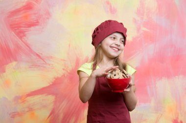 çikolatalı kurabiye ile önlük kırmızı Şef şapkalı küçük kız