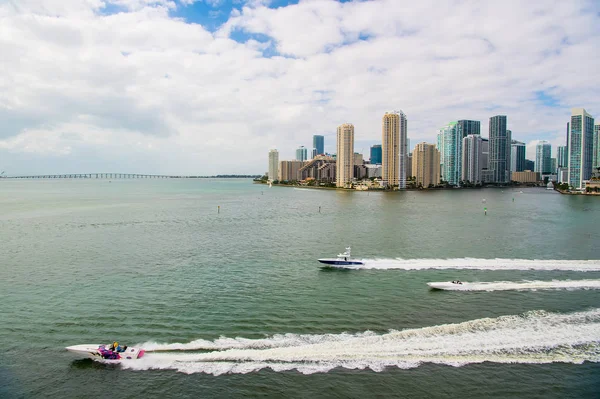 Miami skyskrapor med blå mulen himmel, båt segla, Flygfoto — Stockfoto