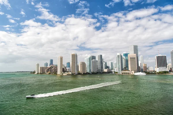 Wieżowce Miami z niebieski niebo pochmurne, łódź żagiel, widok z lotu ptaka — Zdjęcie stockowe
