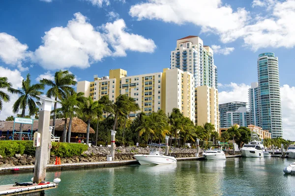 Marina con yate en Miami Beach, Florida, Estados Unidos —  Fotos de Stock