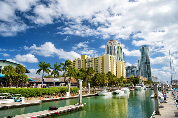 Marina con yate en Miami Beach, Florida, Estados Unidos —  Fotos de Stock