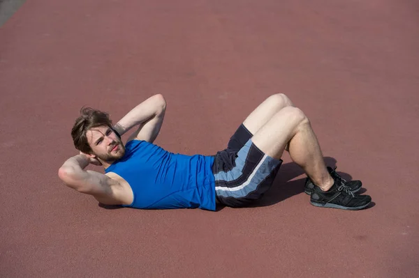Atlético barbudo hombre con cuerpo muscular haciendo ejercicios para abdo — Foto de Stock