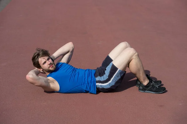 Homme barbu athlétique avec corps musculaire faire des exercices pour l'abdo — Photo