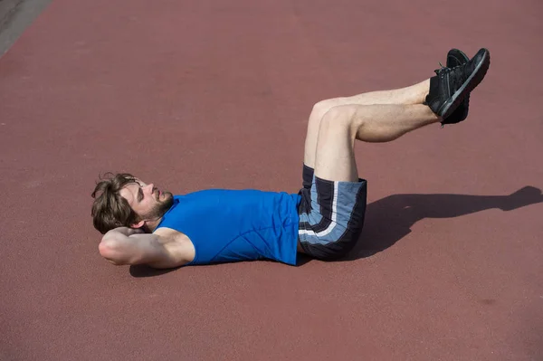 Entrenamiento del hombre con el cuerpo muscular haciendo ejercicios para el abdomen — Foto de Stock