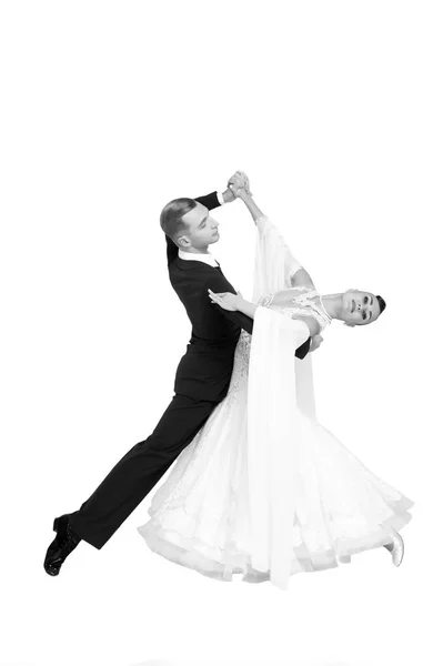 Ballrom casal de dança em uma pose de dança isolado em bachground branco — Fotografia de Stock