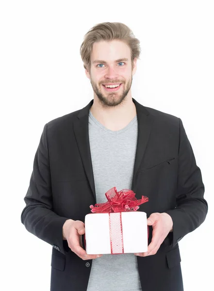 Hombre feliz barbudo guapo con caja presente en cinta roja — Foto de Stock