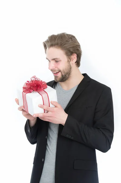 Красивый бородатый мужчина с подарком, подарочная коробка в красной ленте — стоковое фото
