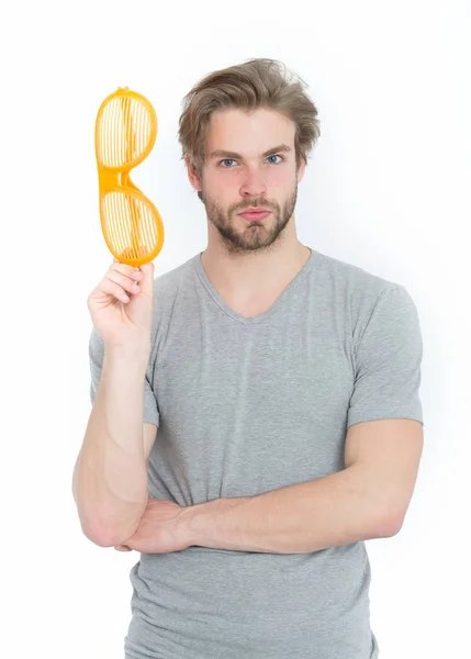 Hombre joven en camisa gris con gafas grandes de color naranja divertido — Foto de Stock