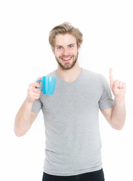 Jeune homme avec tasse boire du café ou du thé, idée — Photo