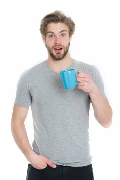 Pria atau pria terkejut minum dari kopi atau cangkir teh — Stok Foto