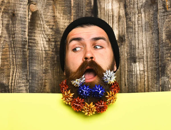 Бородатий чоловік, жорстокий кавказький вдумливий хіпстер із зірками подарункових прикрас — стокове фото