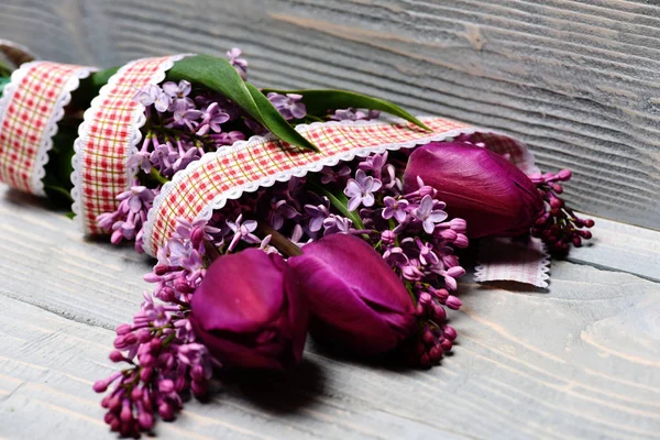 Buchet de flori de liliac cu lalele pe epocă albastră — Fotografie, imagine de stoc