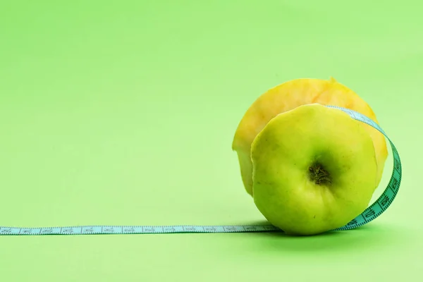 Apple på sidan som bundna med tejp för åtgärd — Stockfoto