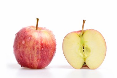 kırmızı renkli elma beyaz arkaplanda izole edildi