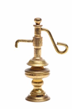 Antik altın sürahi beyaz izole