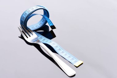 Işık gri arka plan üzerinde ölçmek için çatal bandı ile