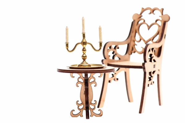 Chaise décorative en bois avec chandelier doré sur table — Photo