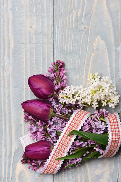 Concepto de fecha. Ramo de flores lila con tulipanes en azul — Foto de Stock