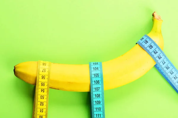 Nastri per la misurazione delle banane blu e gialle — Foto Stock
