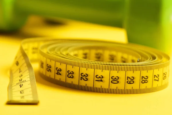 Cinta métrica para la cintura es enfoque selectivo en amarillo — Foto de Stock