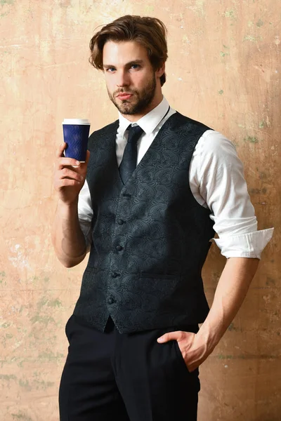 Xícara de papel de café na mão de homem de negócios em terno — Fotografia de Stock