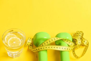 narenciye bardak teyp ölçerek twined dumbbells ile sıkılmış